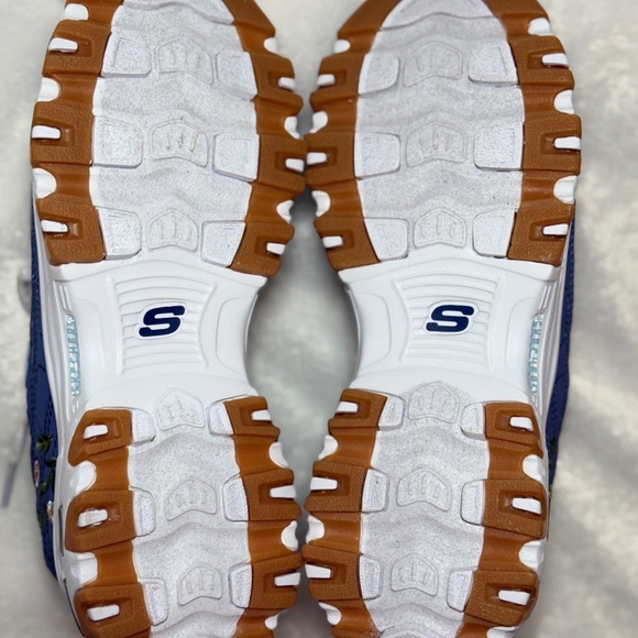 *SOLD* NEW! NWOT Beautiful Floral Sketchers - Picture 3 of 7